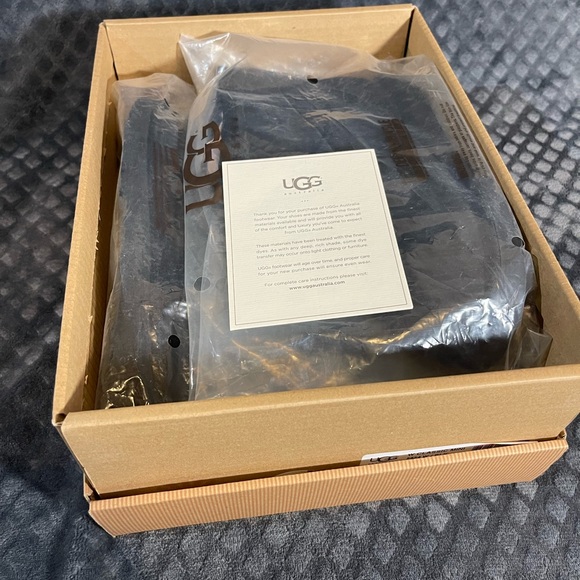 NIB UGG CLASSIC MINI BOOT in Black SIZE 10 WOMENS #5854 - Picture 11 of 12